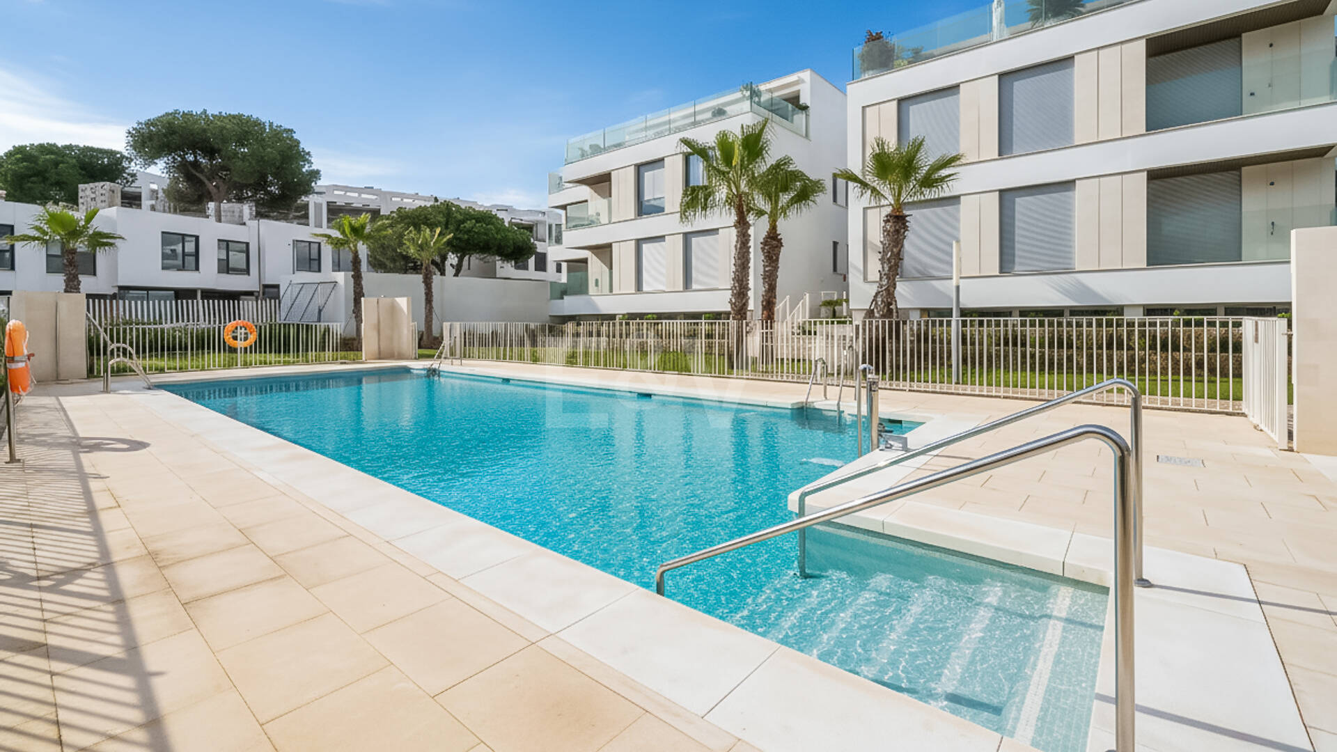 Vive el Mediterráneo: apartamento con jardín privado a pasos del mar