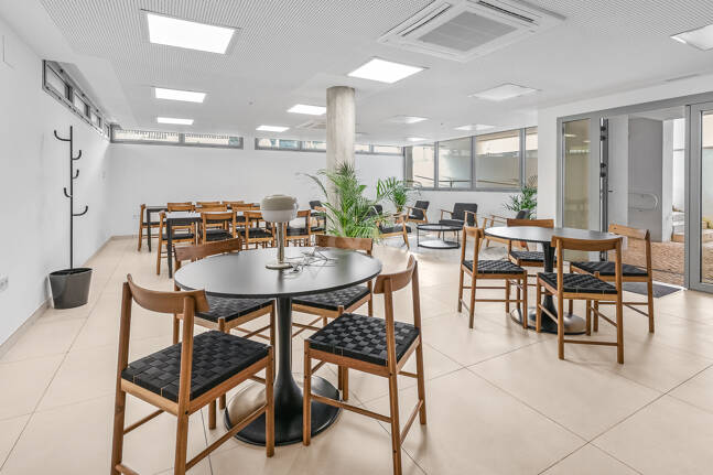 Live the Mediterranean: apartment with private garden steps from the sea