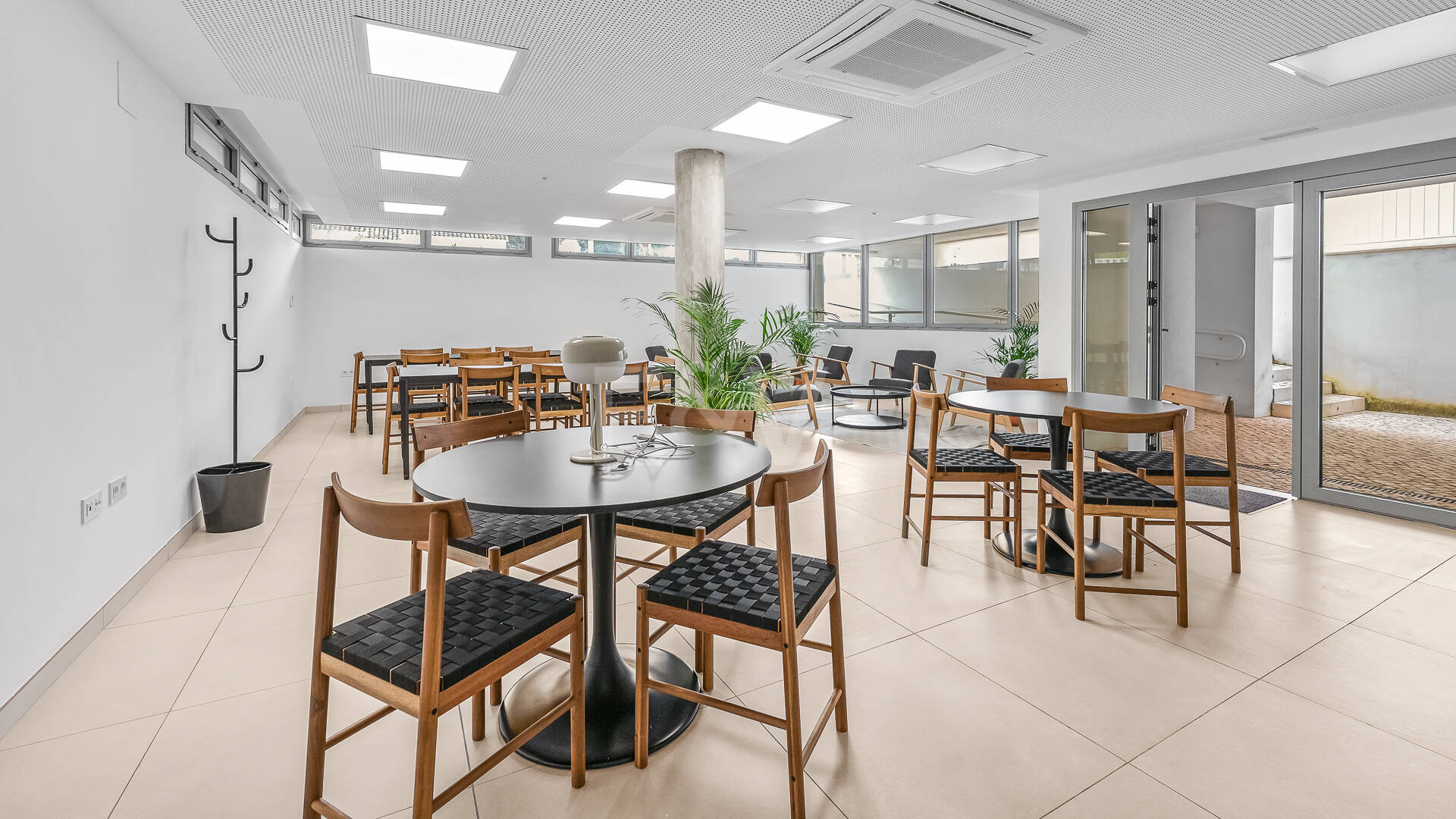 Vive el Mediterráneo: apartamento con jardín privado a pasos del mar