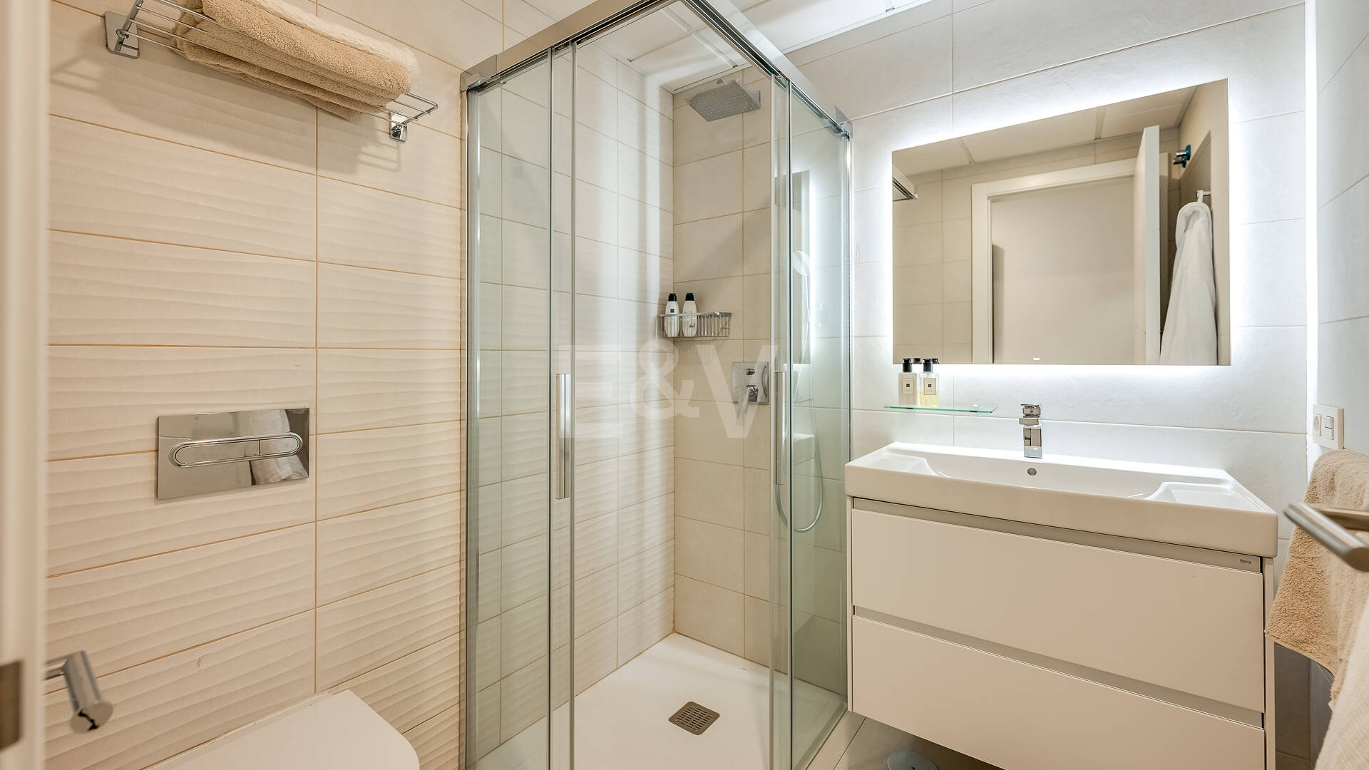 Vive el Mediterráneo: apartamento con jardín privado a pasos del mar