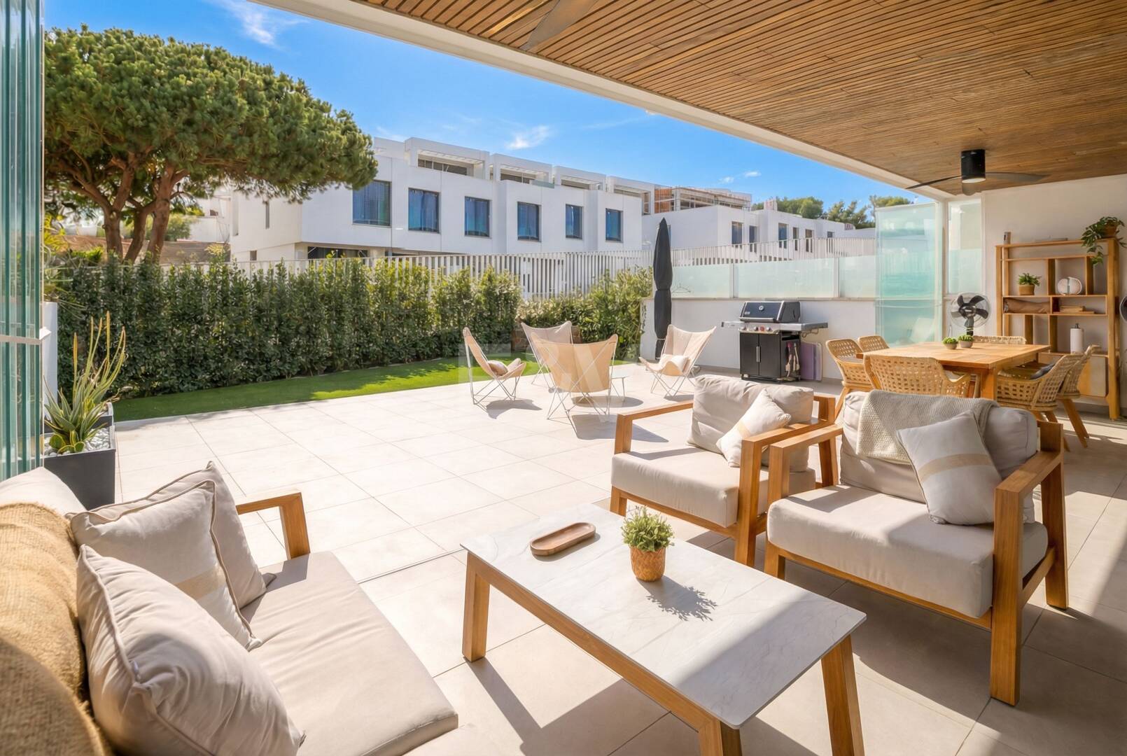 Live the Mediterranean: apartment with private garden steps from the sea