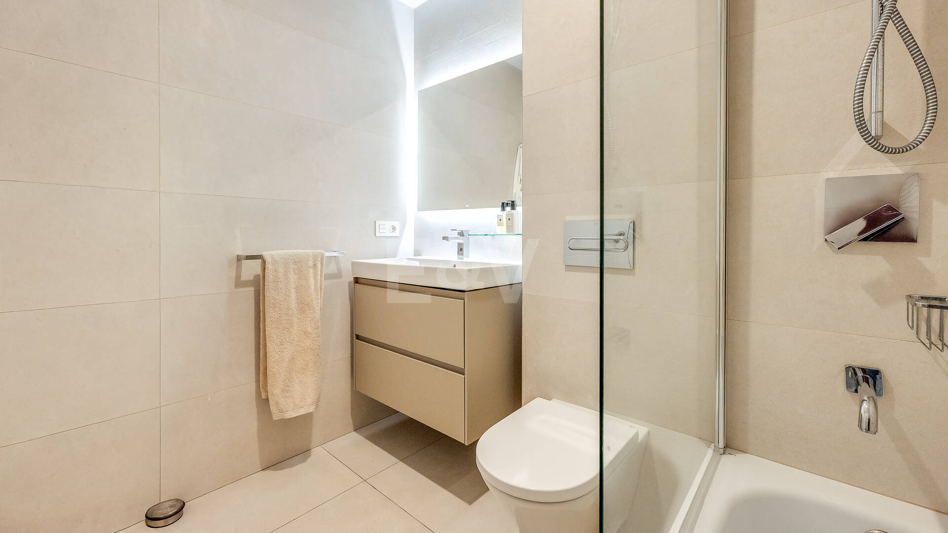 Vive el Mediterráneo: apartamento con jardín privado a pasos del mar