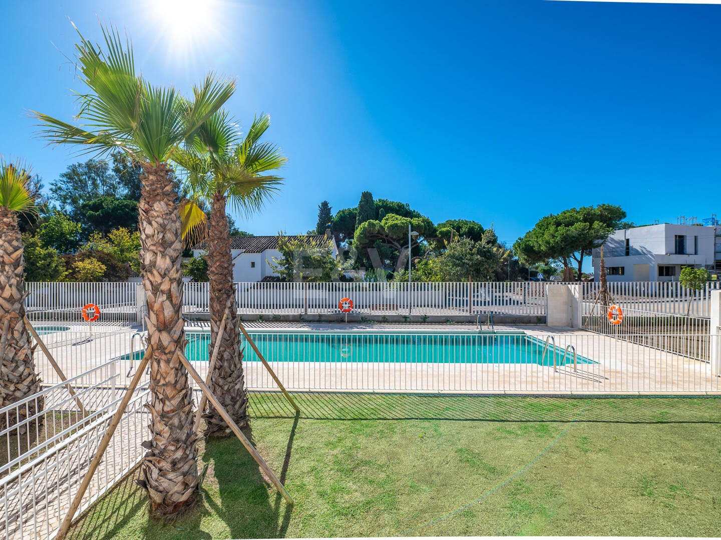 Vive el Mediterráneo: apartamento con jardín privado a pasos del mar