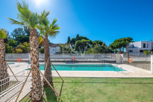 Live the Mediterranean: apartment with private garden steps from the sea