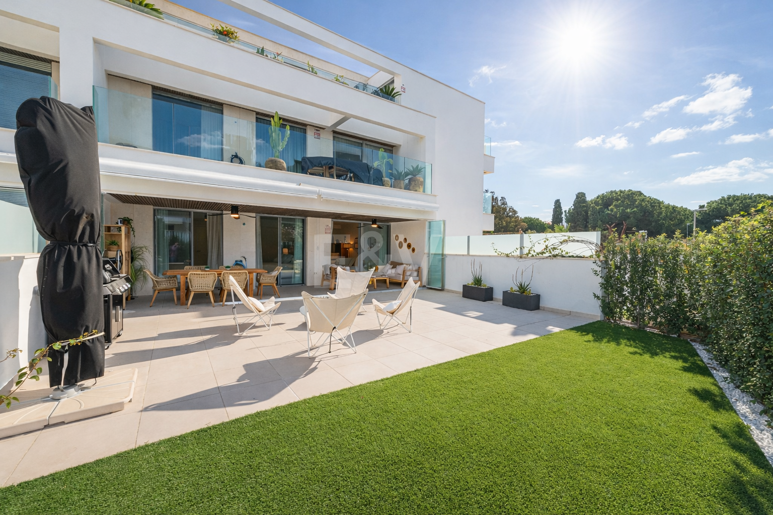 Vive el Mediterráneo: apartamento con jardín privado a pasos del mar