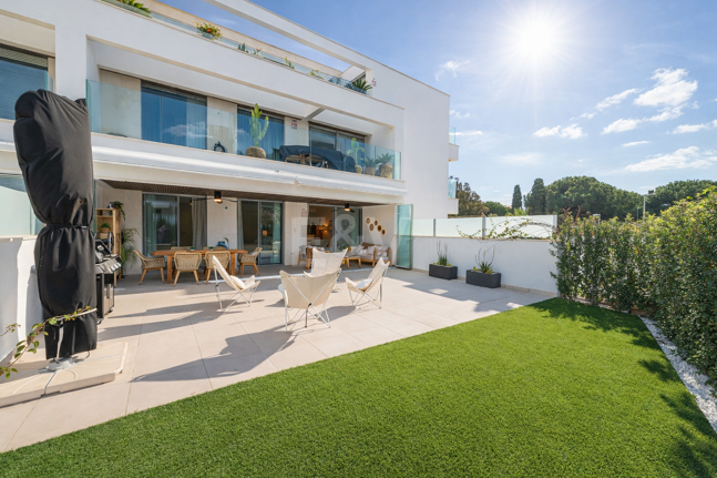 Live the Mediterranean: apartment with private garden steps from the sea