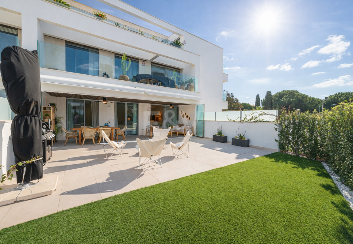 Live the Mediterranean: apartment with private garden steps from the sea