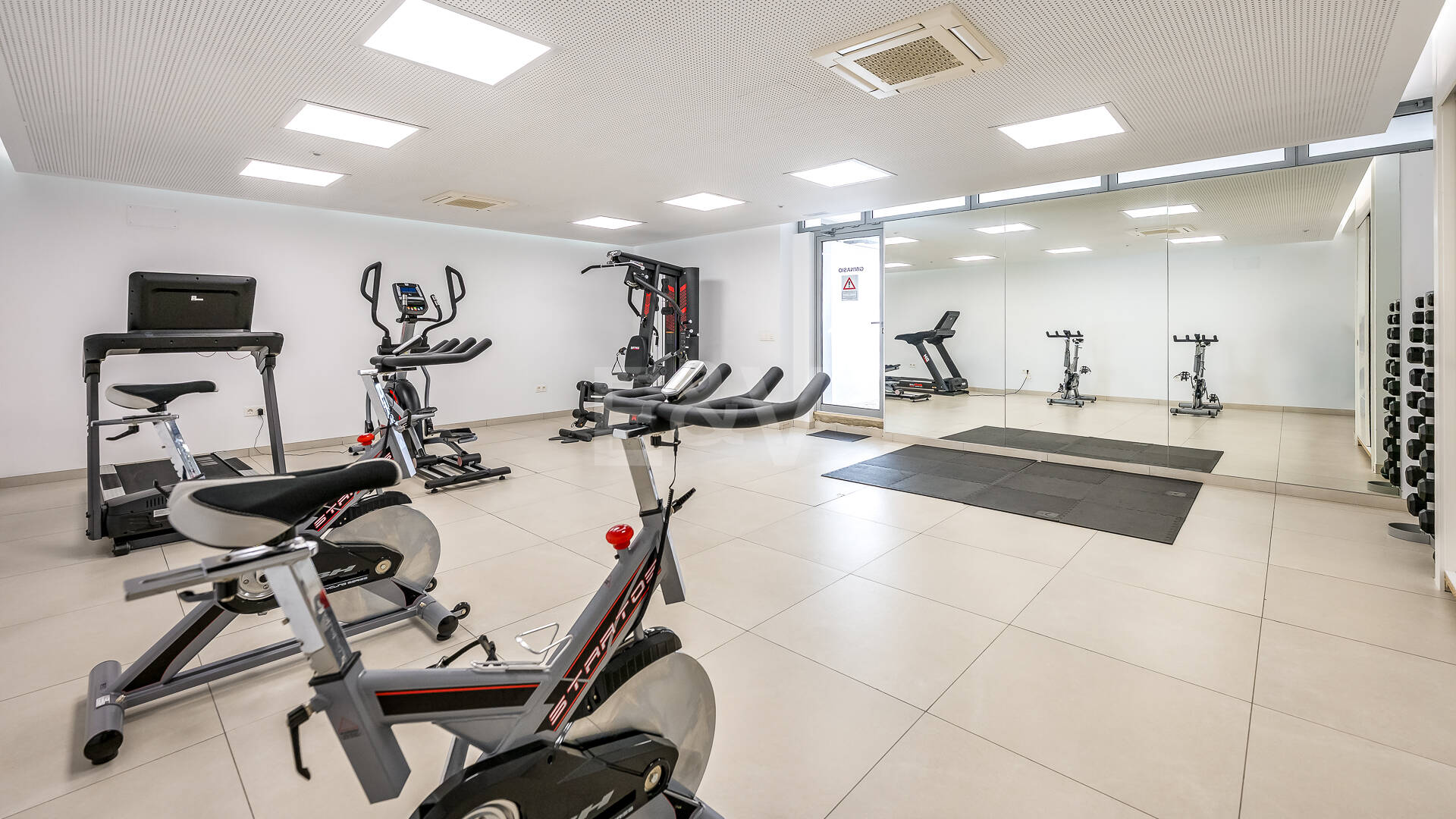 Vive el Mediterráneo: apartamento con jardín privado a pasos del mar