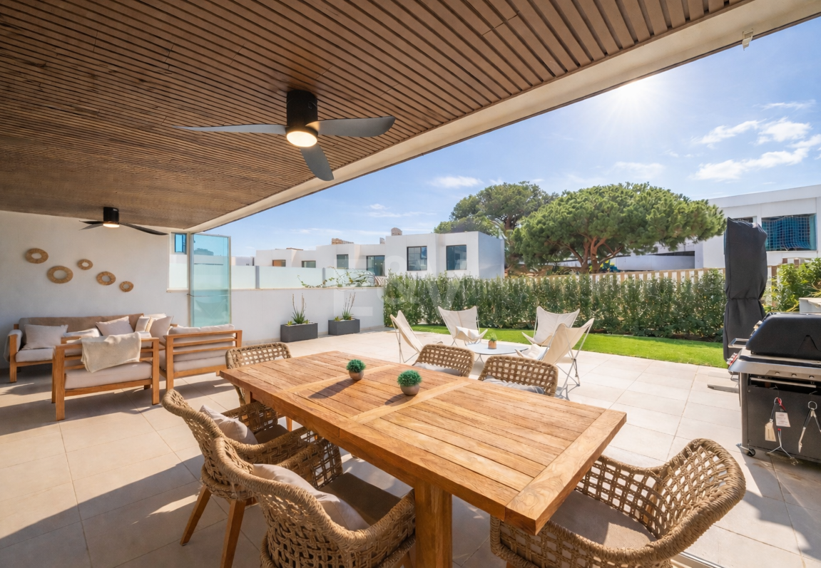 Live the Mediterranean: apartment with private garden steps from the sea