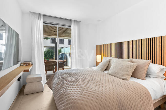 Live the Mediterranean: apartment with private garden steps from the sea