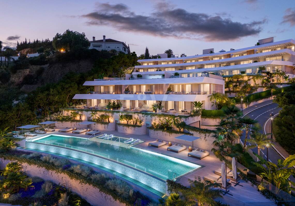 Appartement de jardin avec vue panoramique sur la mer et la montagne dans une urbanisation de luxe