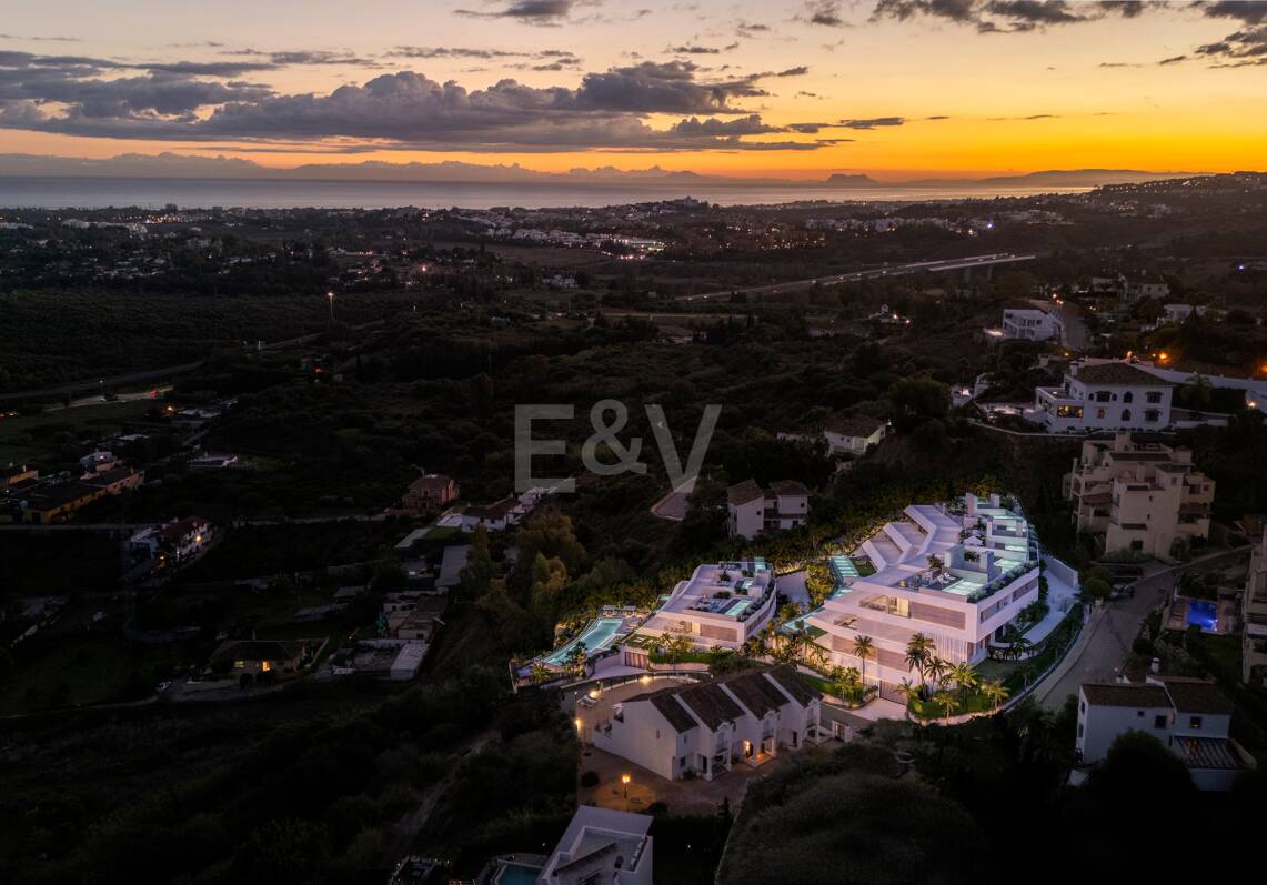 Appartement de jardin avec vue panoramique sur la mer et la montagne dans une urbanisation de luxe