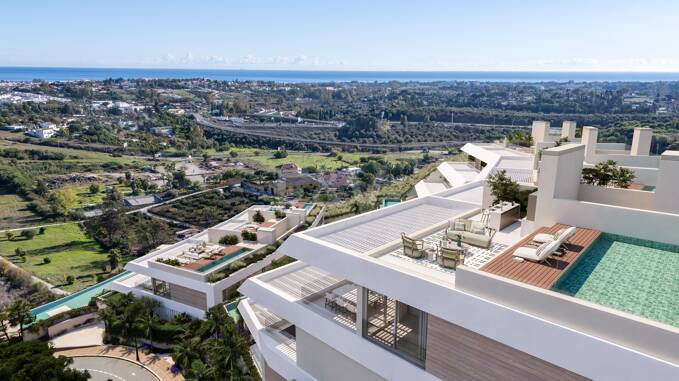 Ático de nueva construcción con terrazas con vistas al mar, nivel de ocio privado en la azotea y servicios estilo resort