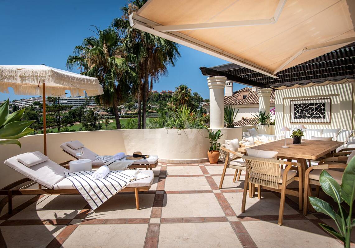Beau Penthouse Duplex avec Panoramic Golf et vue sur la mer