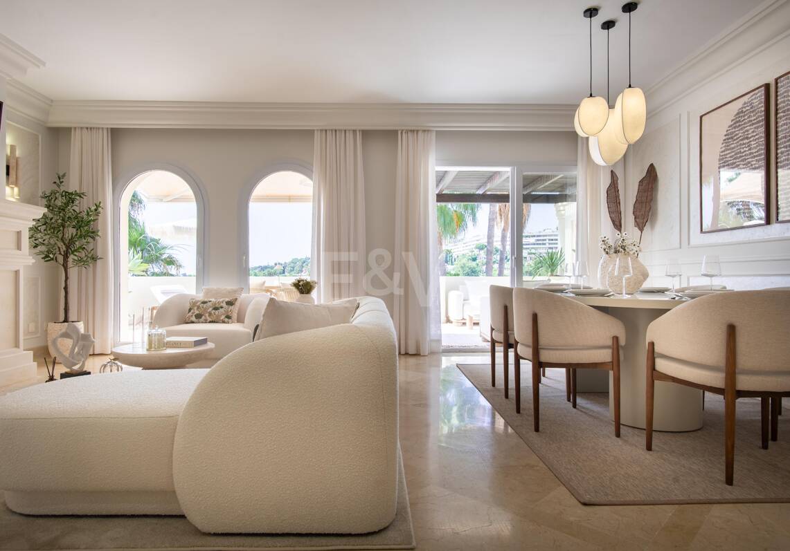 Beau Penthouse Duplex avec Panoramic Golf et vue sur la mer