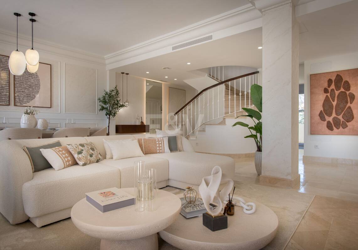 Beau Penthouse Duplex avec Panoramic Golf et vue sur la mer