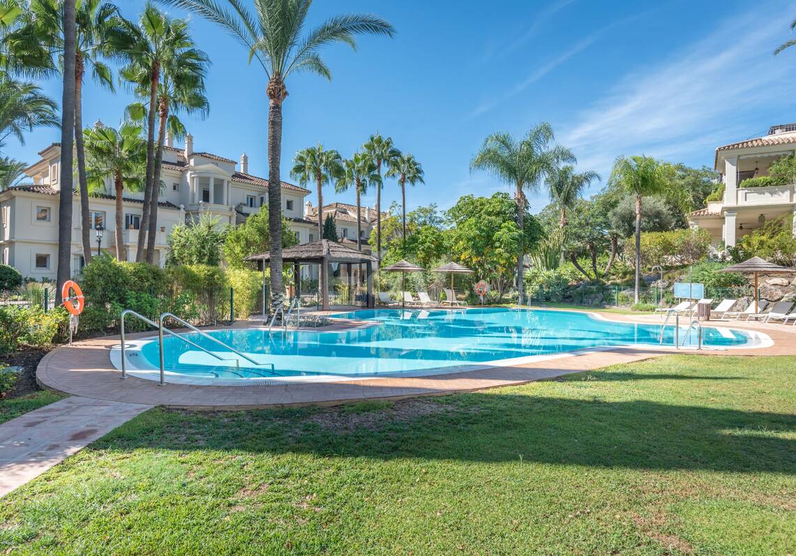 Beau Penthouse Duplex avec Panoramic Golf et vue sur la mer