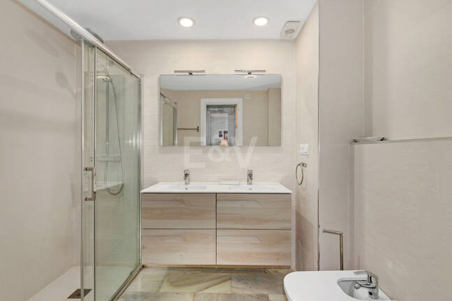 Wohnung in erster Strandlinie mit tropischen Gärten und direktem Zugang zum Meer