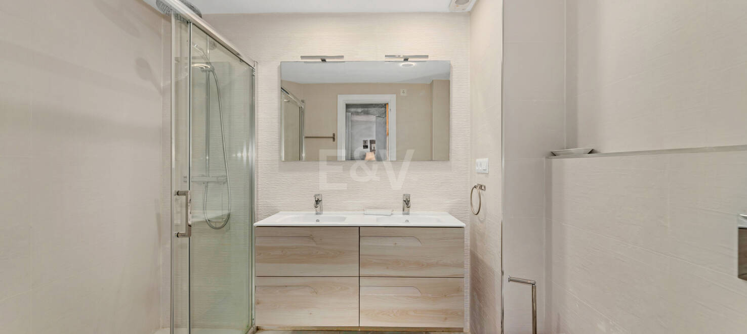 Beachfront Apartment with Tropical Gardens and Direct Sea Access