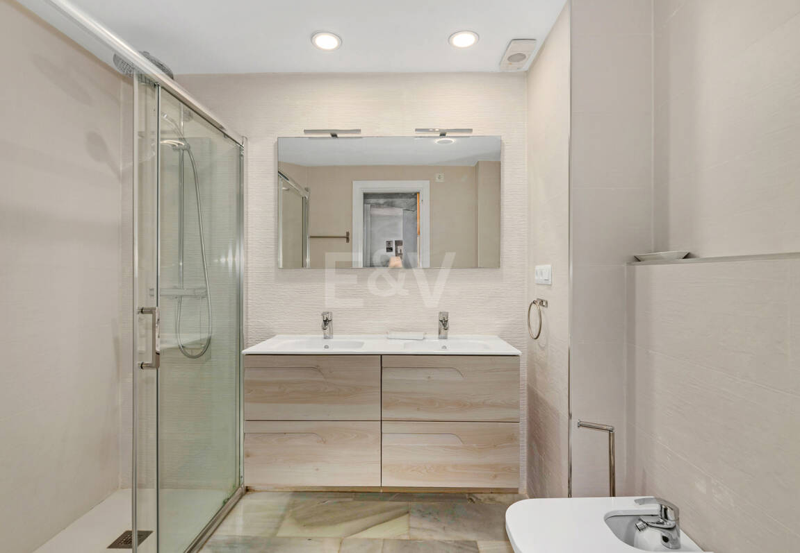 Wohnung in erster Strandlinie mit tropischen Gärten und direktem Zugang zum Meer