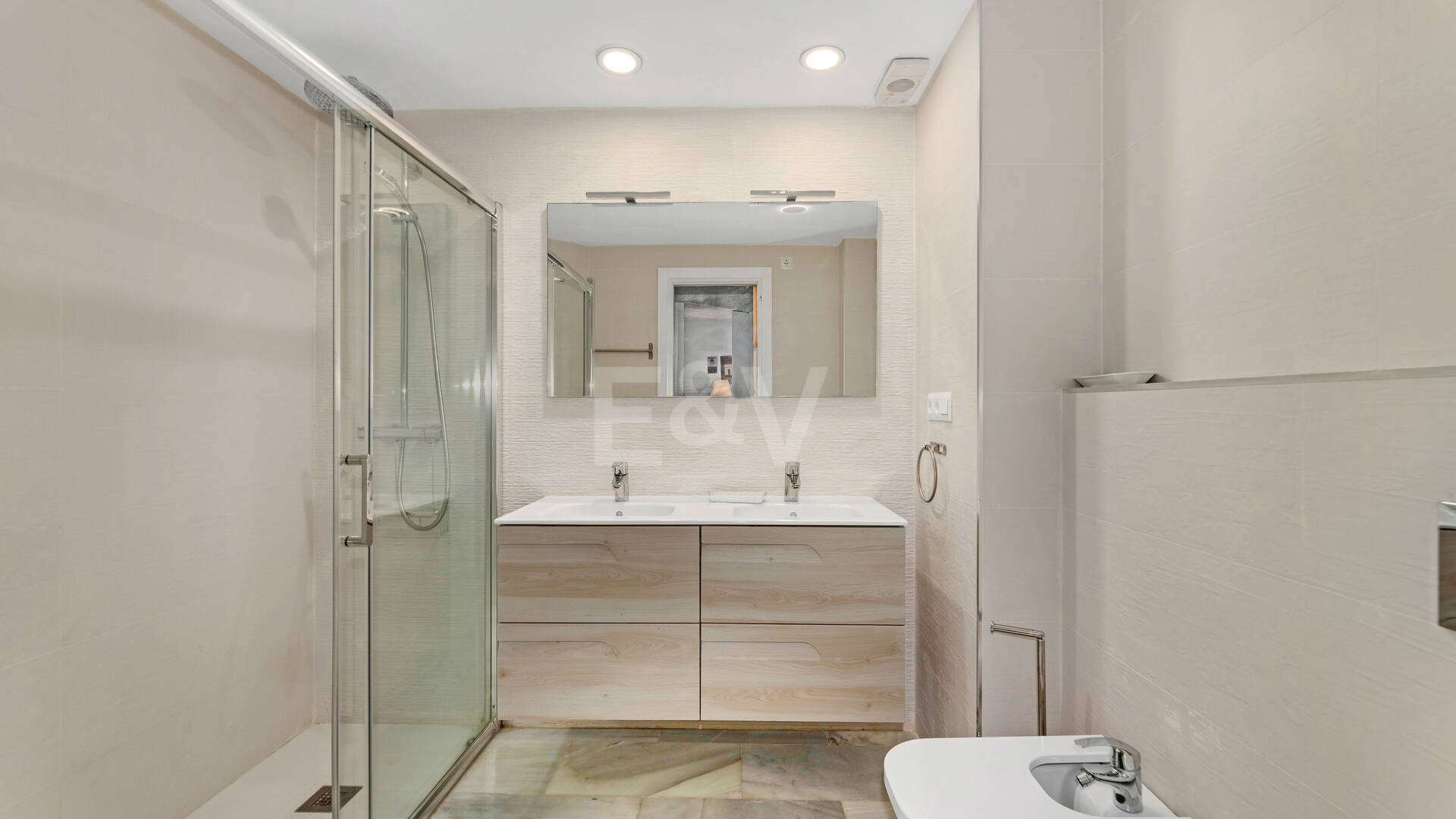 Wohnung in erster Strandlinie mit tropischen Gärten und direktem Zugang zum Meer