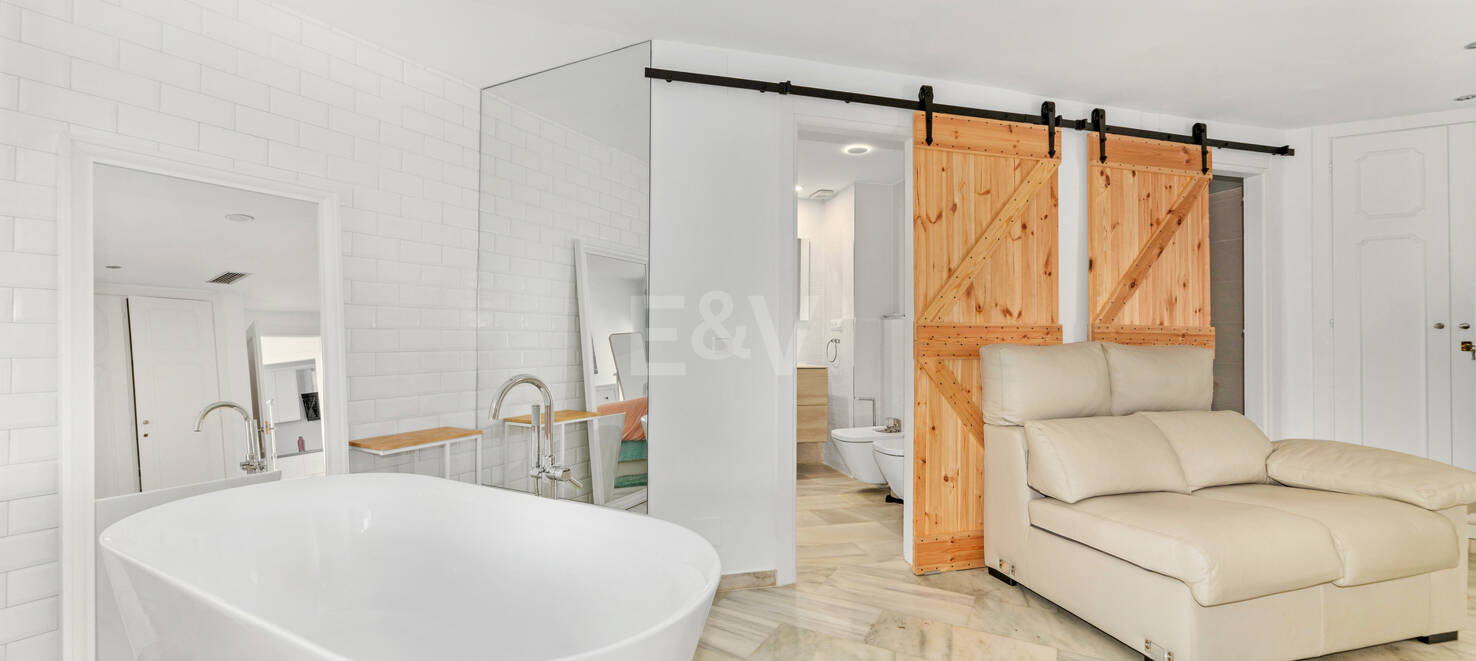 Beachfront Apartment with Tropical Gardens and Direct Sea Access