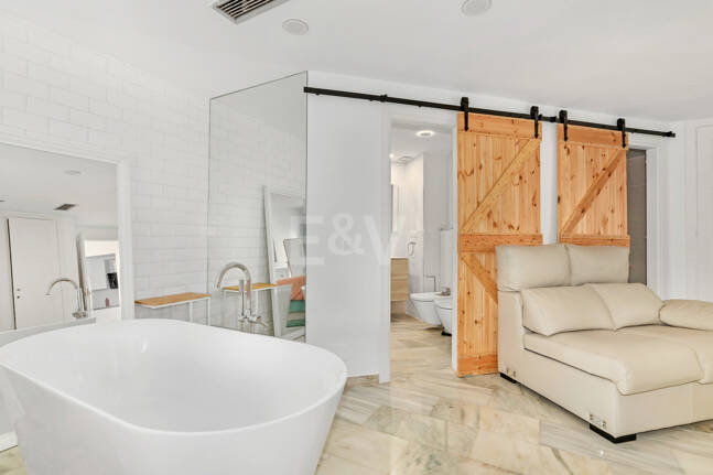 Wohnung in erster Strandlinie mit tropischen Gärten und direktem Zugang zum Meer