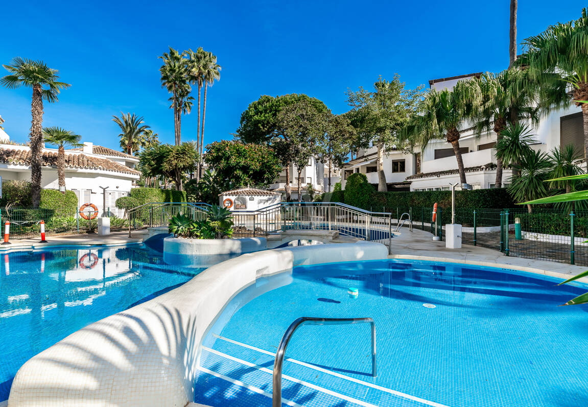 Wohnung in erster Strandlinie mit tropischen Gärten und direktem Zugang zum Meer