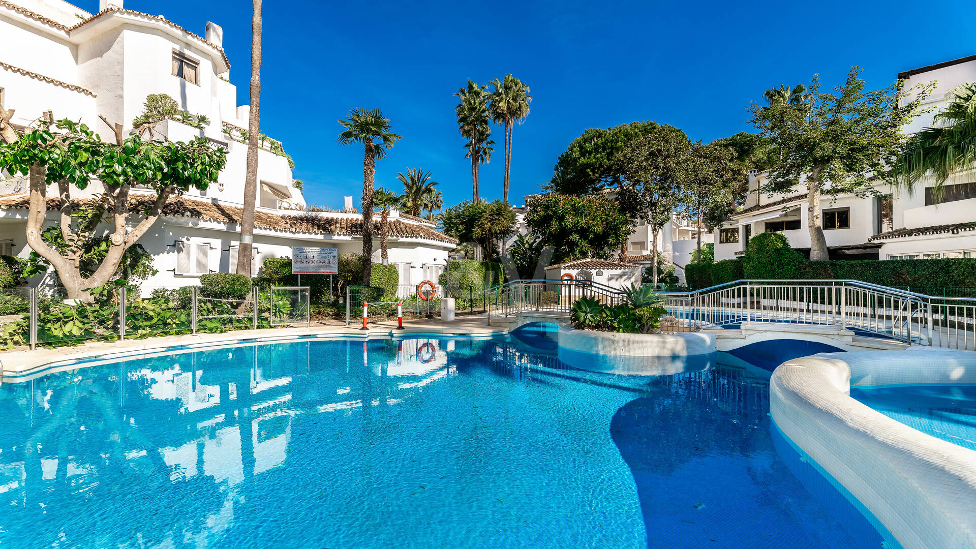 Wohnung in erster Strandlinie mit tropischen Gärten und direktem Zugang zum Meer
