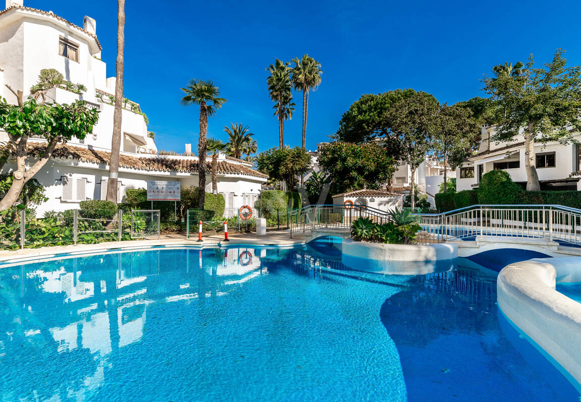 Wohnung in erster Strandlinie mit tropischen Gärten und direktem Zugang zum Meer