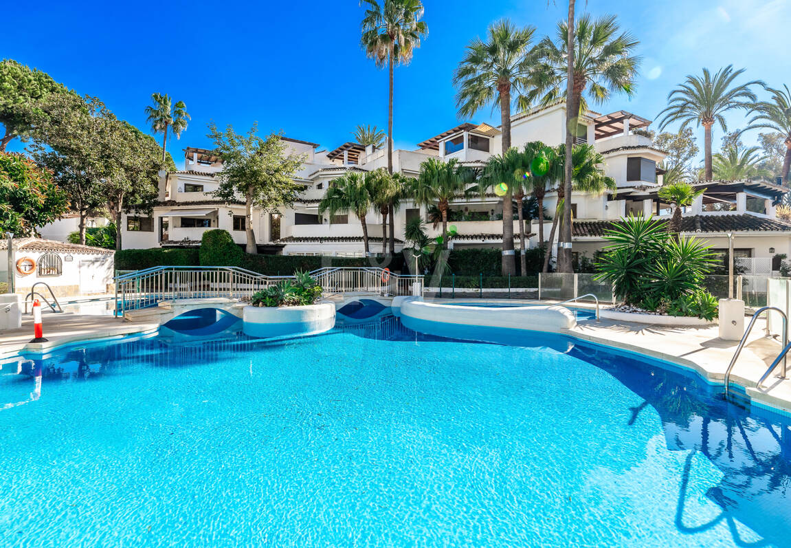 Wohnung in erster Strandlinie mit tropischen Gärten und direktem Zugang zum Meer