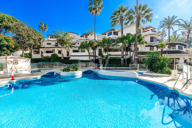Wohnung in erster Strandlinie mit tropischen Gärten und direktem Zugang zum Meer