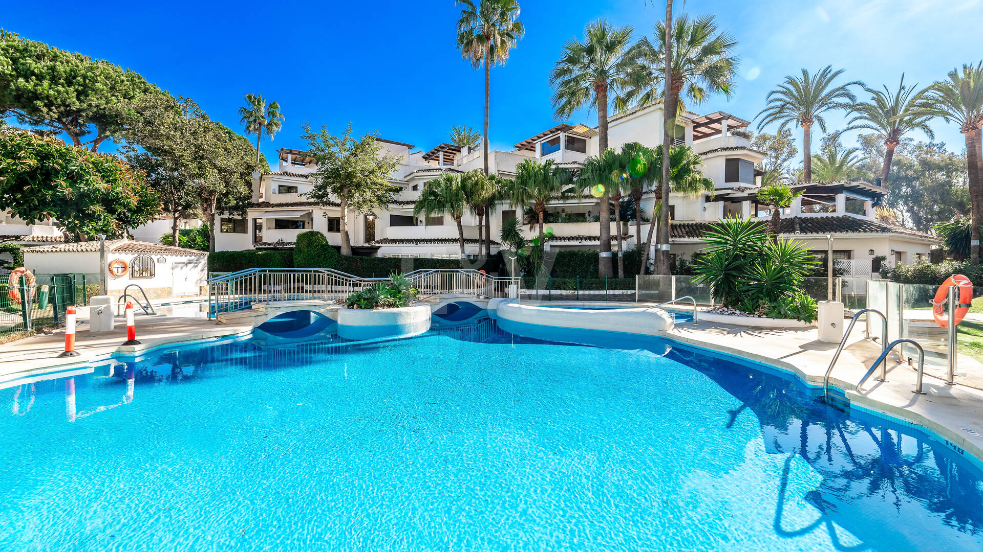 Wohnung in erster Strandlinie mit tropischen Gärten und direktem Zugang zum Meer