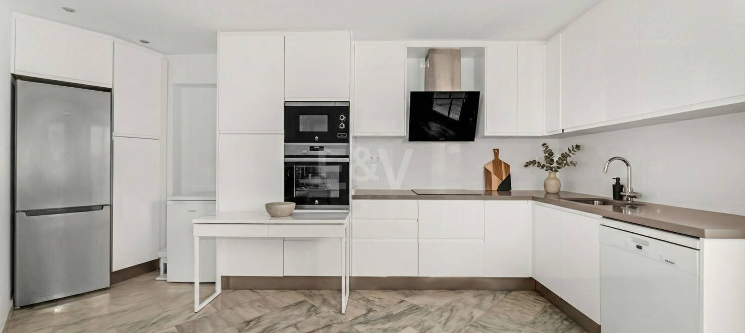 Beachfront Apartment with Tropical Gardens and Direct Sea Access