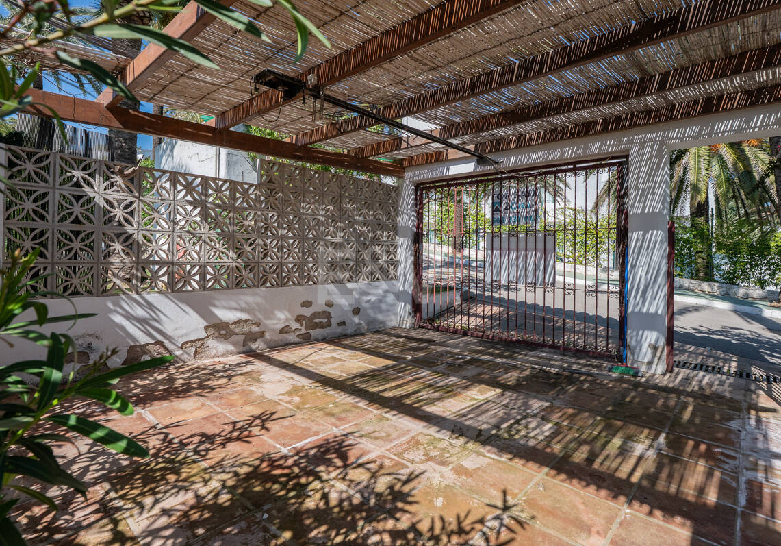 Bungalow przy plaży w Los Monteros z zatwierdzoną pozwoleniem na budowę nowej luksusowej willi
