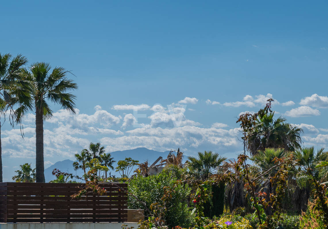 Bungalow przy plaży w Los Monteros z zatwierdzoną pozwoleniem na budowę nowej luksusowej willi