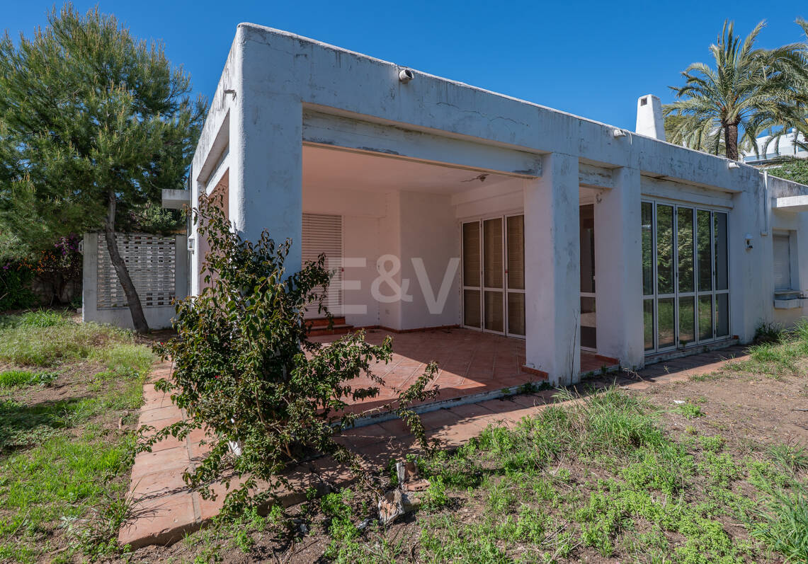 Bungalow przy plaży w Los Monteros z zatwierdzoną pozwoleniem na budowę nowej luksusowej willi