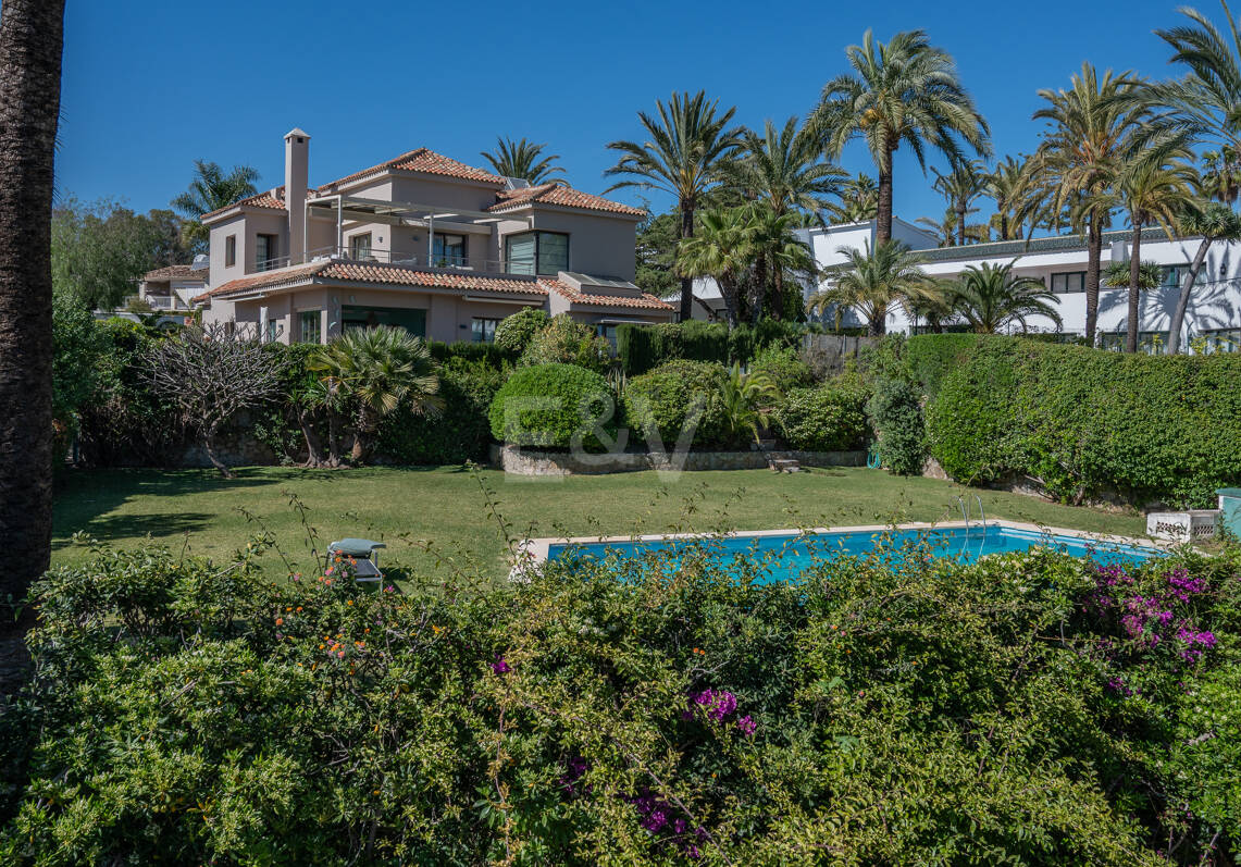 Bungalow przy plaży w Los Monteros z zatwierdzoną pozwoleniem na budowę nowej luksusowej willi