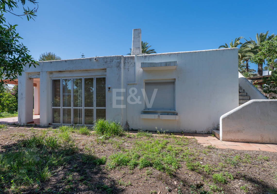 Bungalow przy plaży w Los Monteros z zatwierdzoną pozwoleniem na budowę nowej luksusowej willi