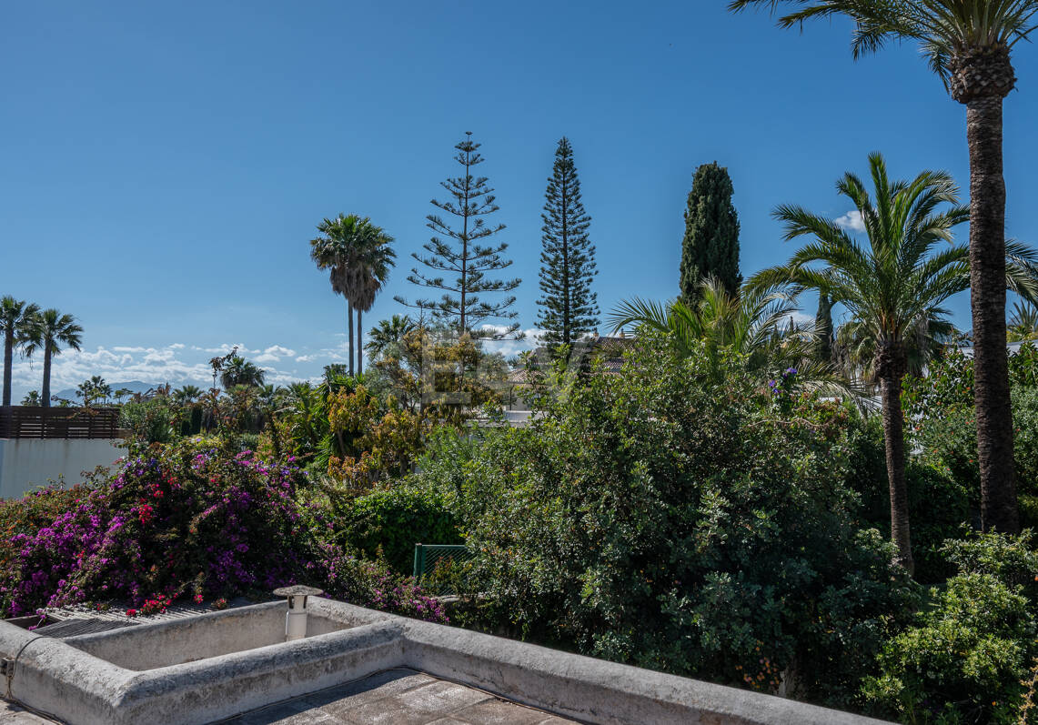 Bungalow przy plaży w Los Monteros z zatwierdzoną pozwoleniem na budowę nowej luksusowej willi