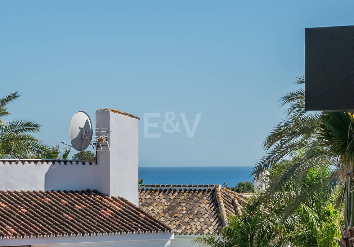 Bungalow przy plaży w Los Monteros z zatwierdzoną pozwoleniem na budowę nowej luksusowej willi