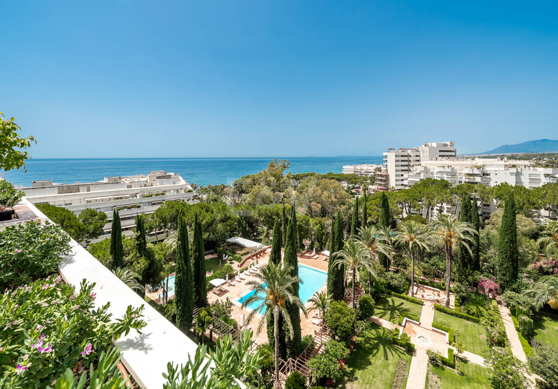 Spacious Duplex Penthouse in Don Gonzalo with Private Plunge Pool
