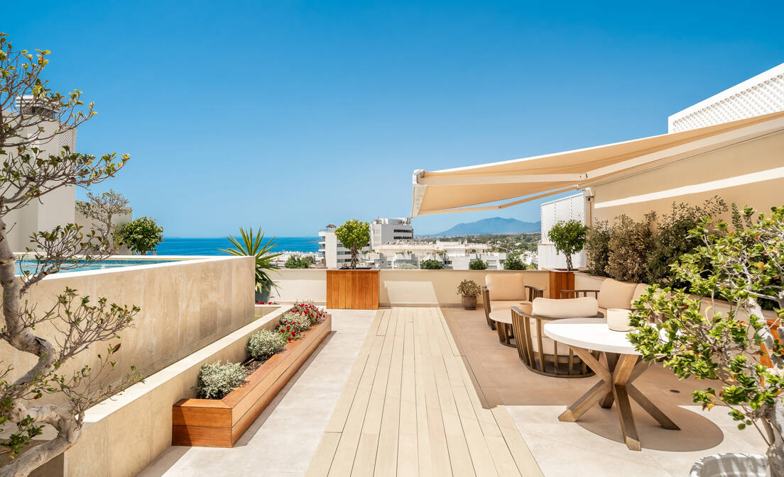 Very rarely does a property like this come to market. This exceptional duplex penthouse is located in the prestigious urbanisation...