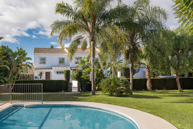 Maison de ville en bord de mer style Ibiza avec piscine chauffée privée et magnifique espace de vie extérieur