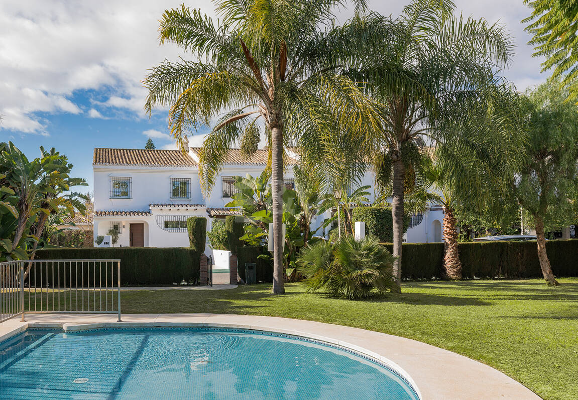 Maison de ville en bord de mer style Ibiza avec piscine chauffée privée et magnifique espace de vie extérieur