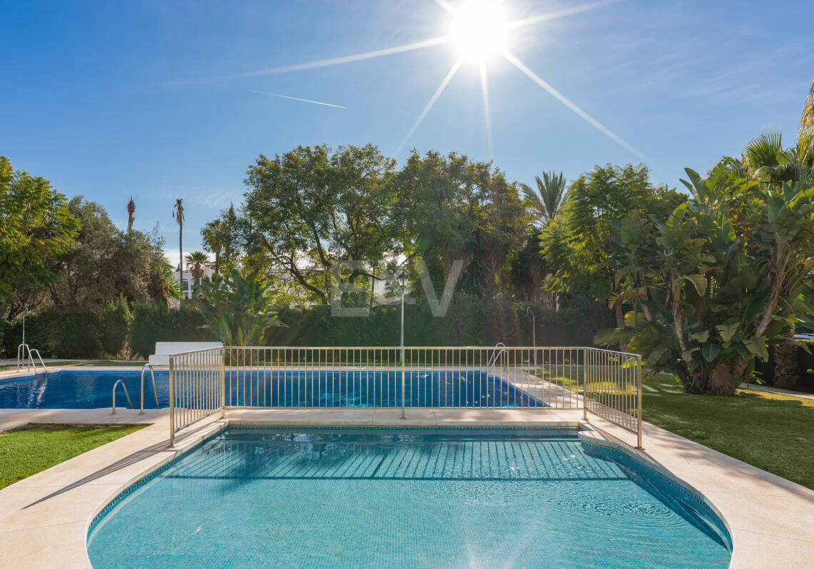 Ibiza-Style Beachside Townhouse med privat uppvärmd pool och fantastisk utomhuslivsområde