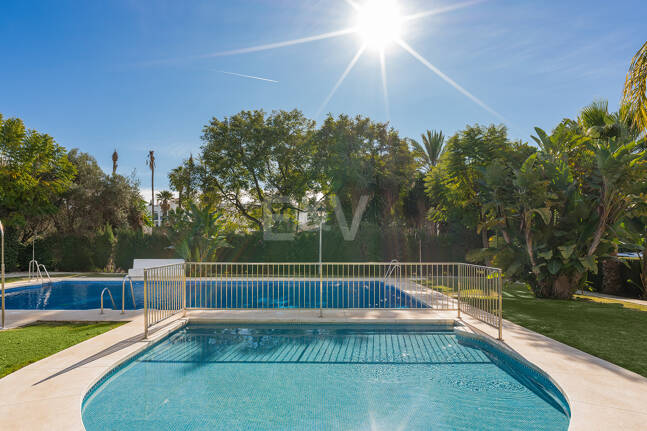 Maison de ville en bord de mer style Ibiza avec piscine chauffée privée et magnifique espace de vie extérieur