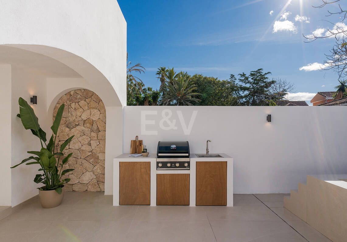 Ibiza-Style Beachside Townhouse med privat uppvärmd pool och fantastisk utomhuslivsområde