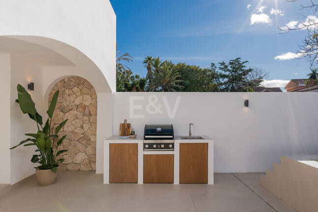 Maison de ville en bord de mer style Ibiza avec piscine chauffée privée et magnifique espace de vie extérieur