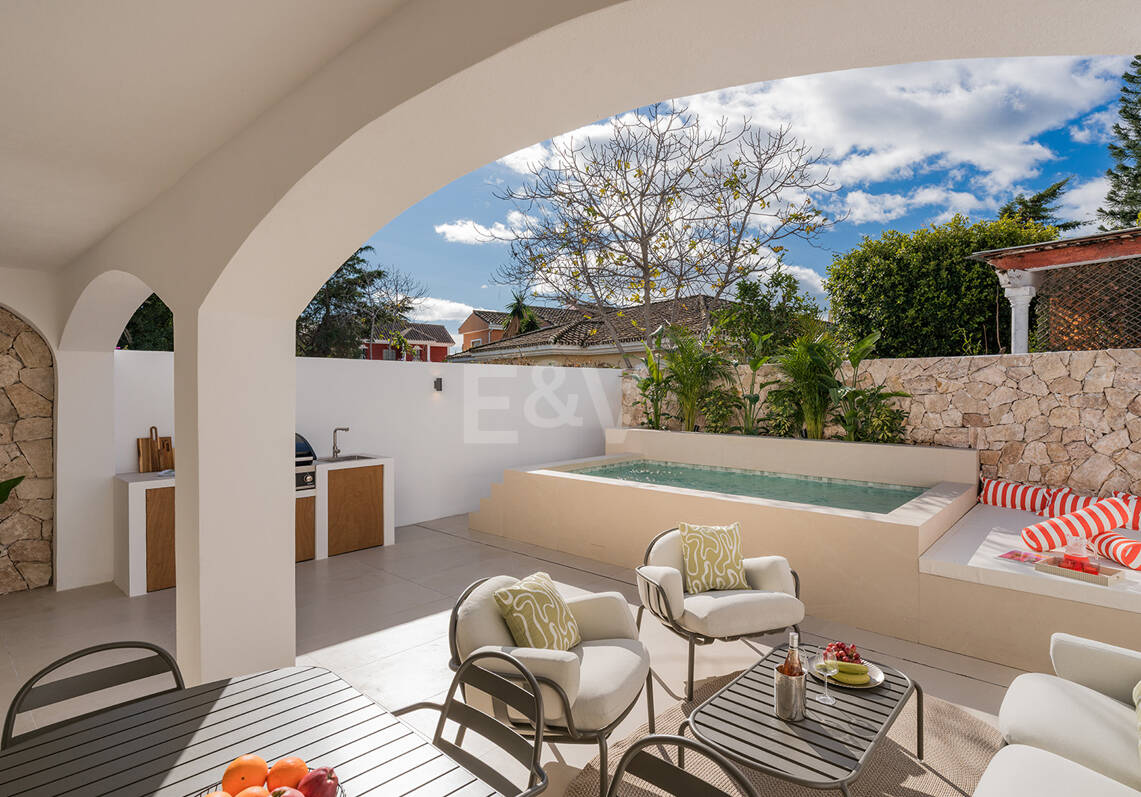 Ibiza-Style Beachside Townhouse med privat uppvärmd pool och fantastisk utomhuslivsområde